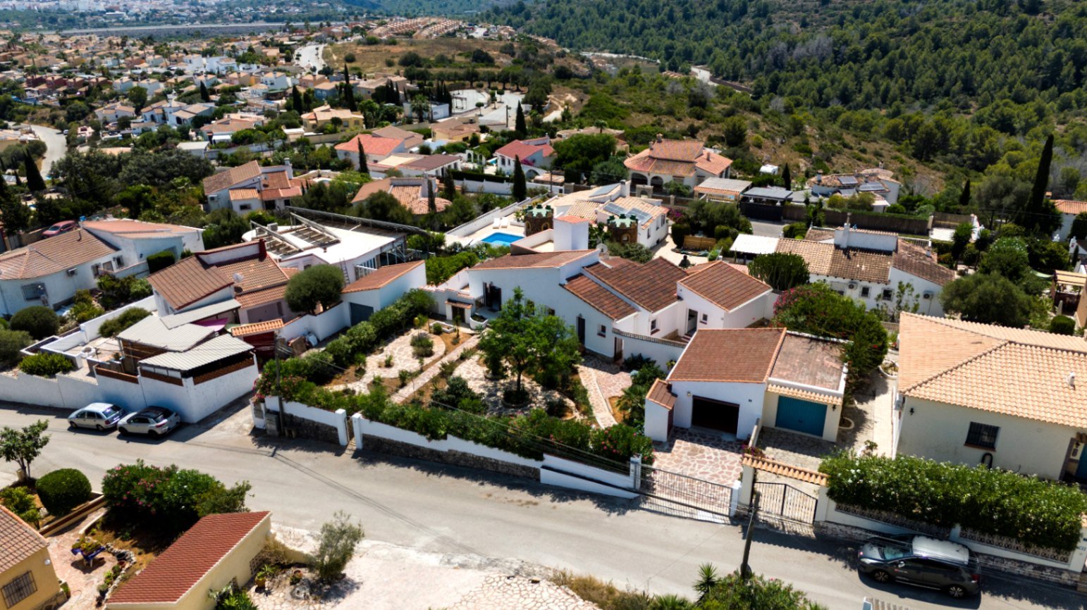 Villa à Monte Pedreguer avec vue sur la mer, logement pour les invités, quatre chambres, terrain plat, terrasse sur le toit et espace pour une piscine
