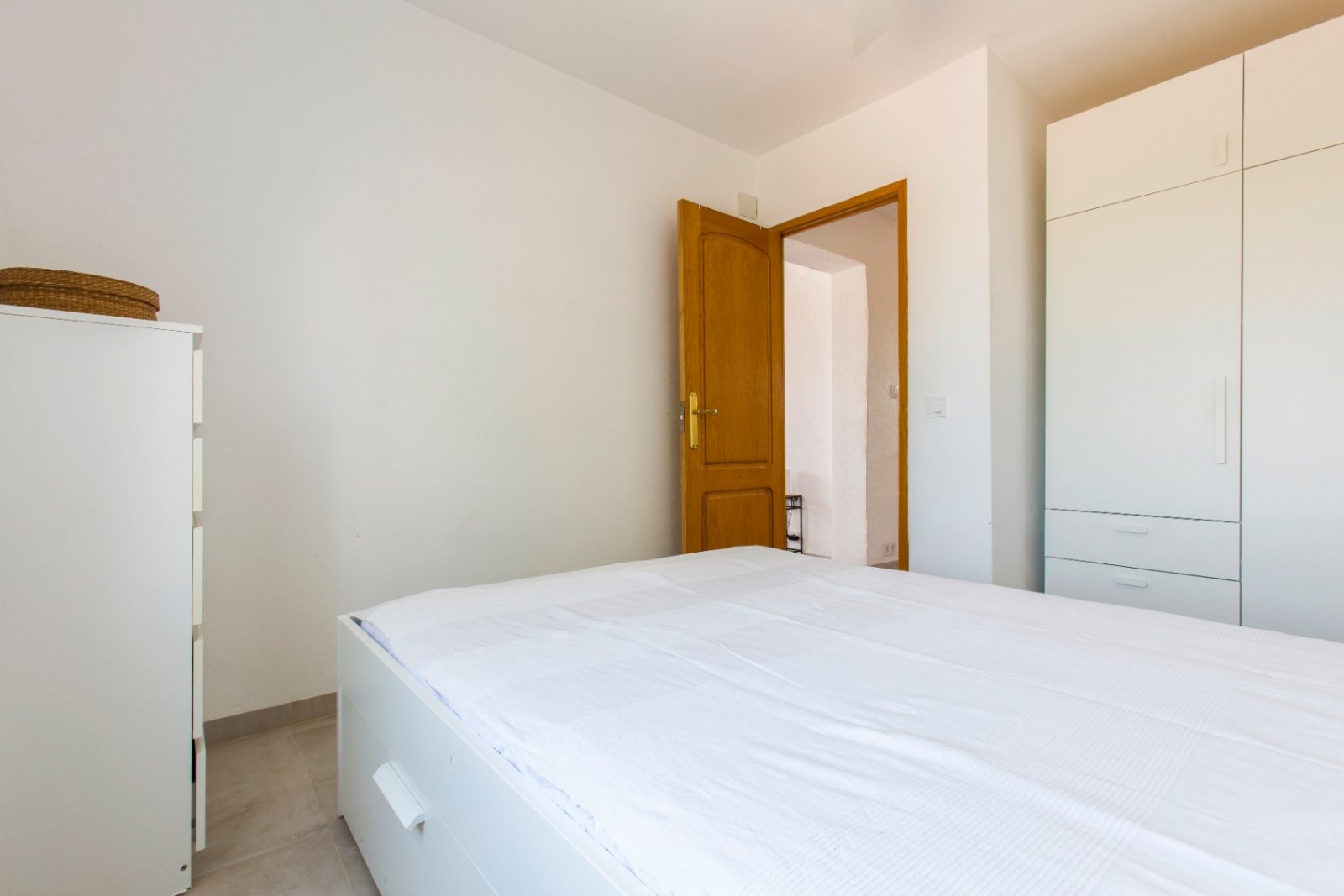Villa à Monte Pedreguer avec vue sur la mer, logement pour les invités, quatre chambres, terrain plat, terrasse sur le toit et espace pour une piscine