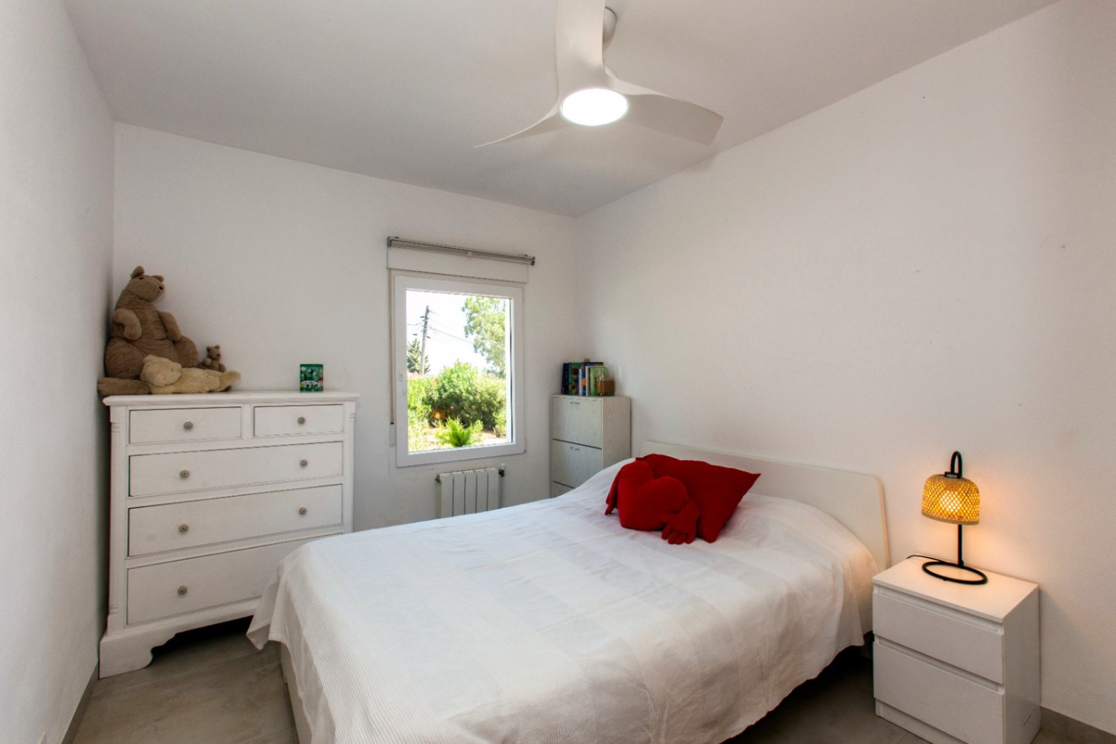 Villa à Monte Pedreguer avec vue sur la mer, logement pour les invités, quatre chambres, terrain plat, terrasse sur le toit et espace pour une piscine