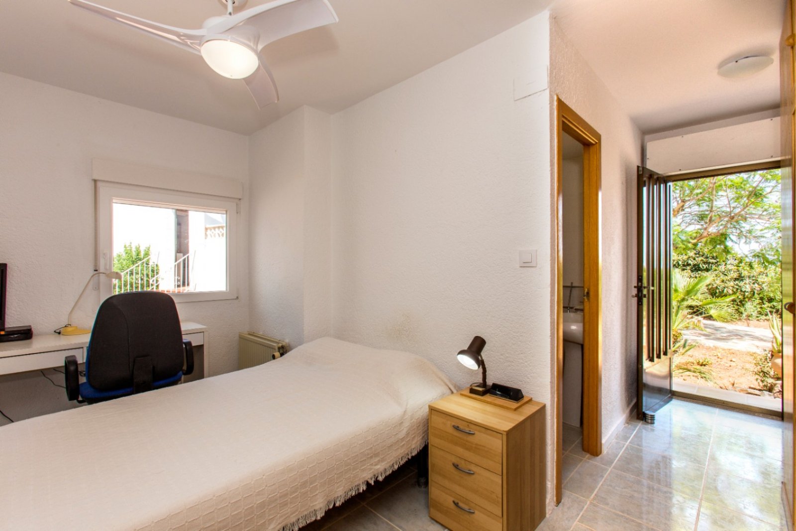 Villa à Monte Pedreguer avec vue sur la mer, logement pour les invités, quatre chambres, terrain plat, terrasse sur le toit et espace pour une piscine