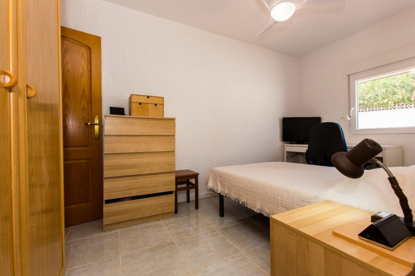 Villa à Monte Pedreguer avec vue sur la mer, logement pour les invités, quatre chambres, terrain plat, terrasse sur le toit et espace pour une piscine