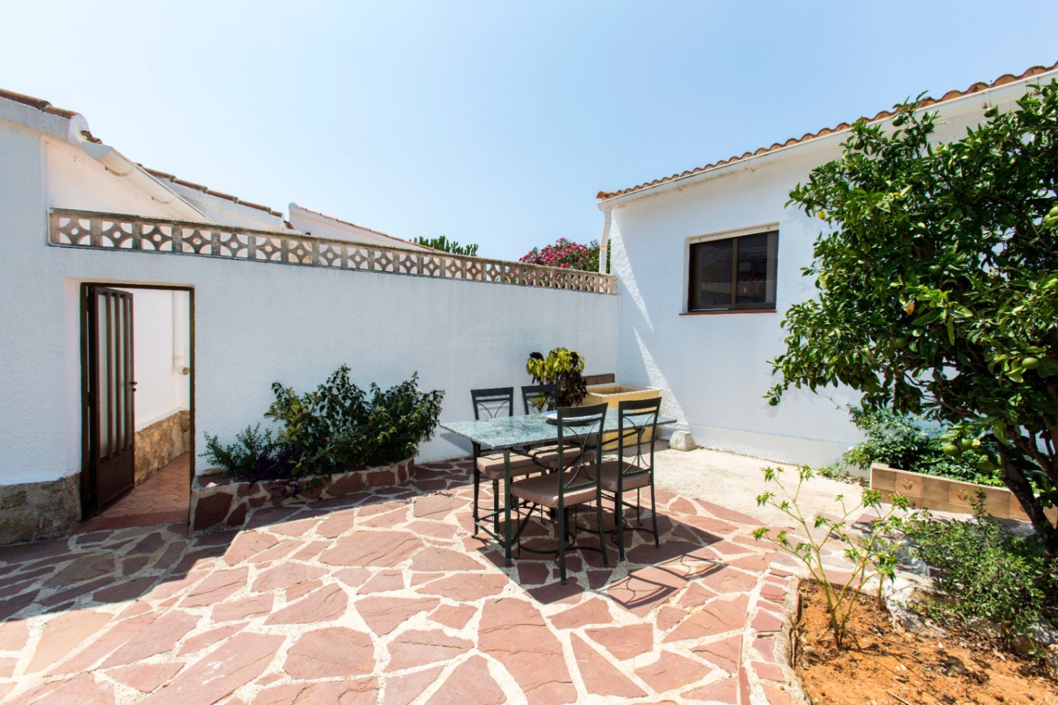 Villa à Monte Pedreguer avec vue sur la mer, logement pour les invités, quatre chambres, terrain plat, terrasse sur le toit et espace pour une piscine