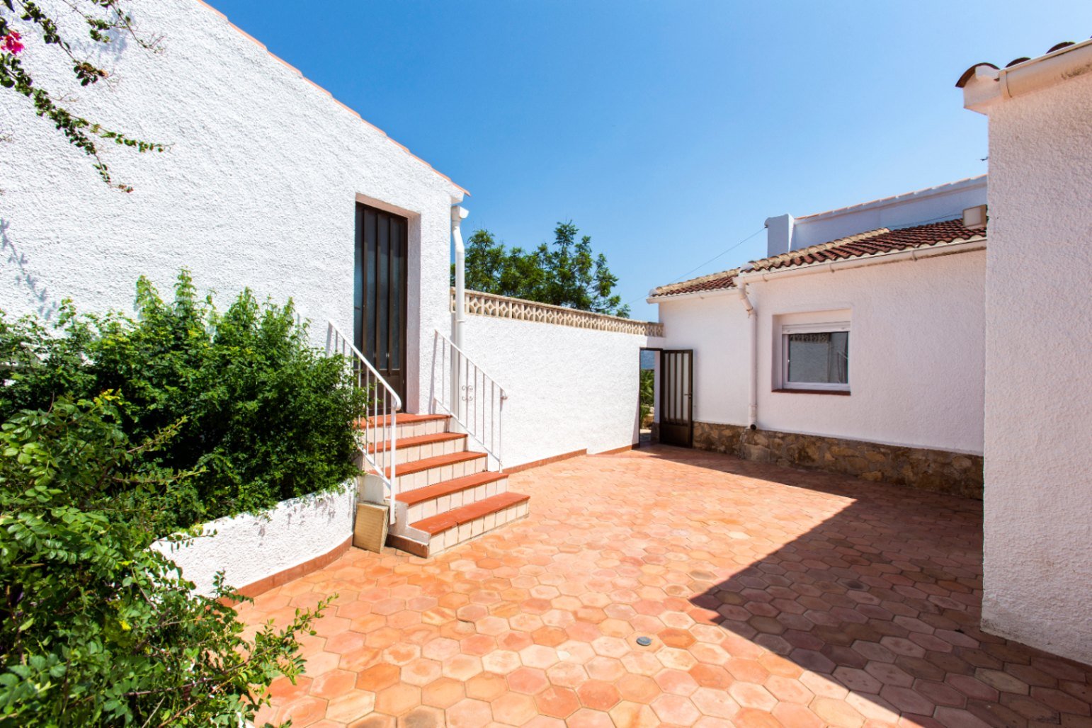 Villa à Monte Pedreguer avec vue sur la mer, logement pour les invités, quatre chambres, terrain plat, terrasse sur le toit et espace pour une piscine