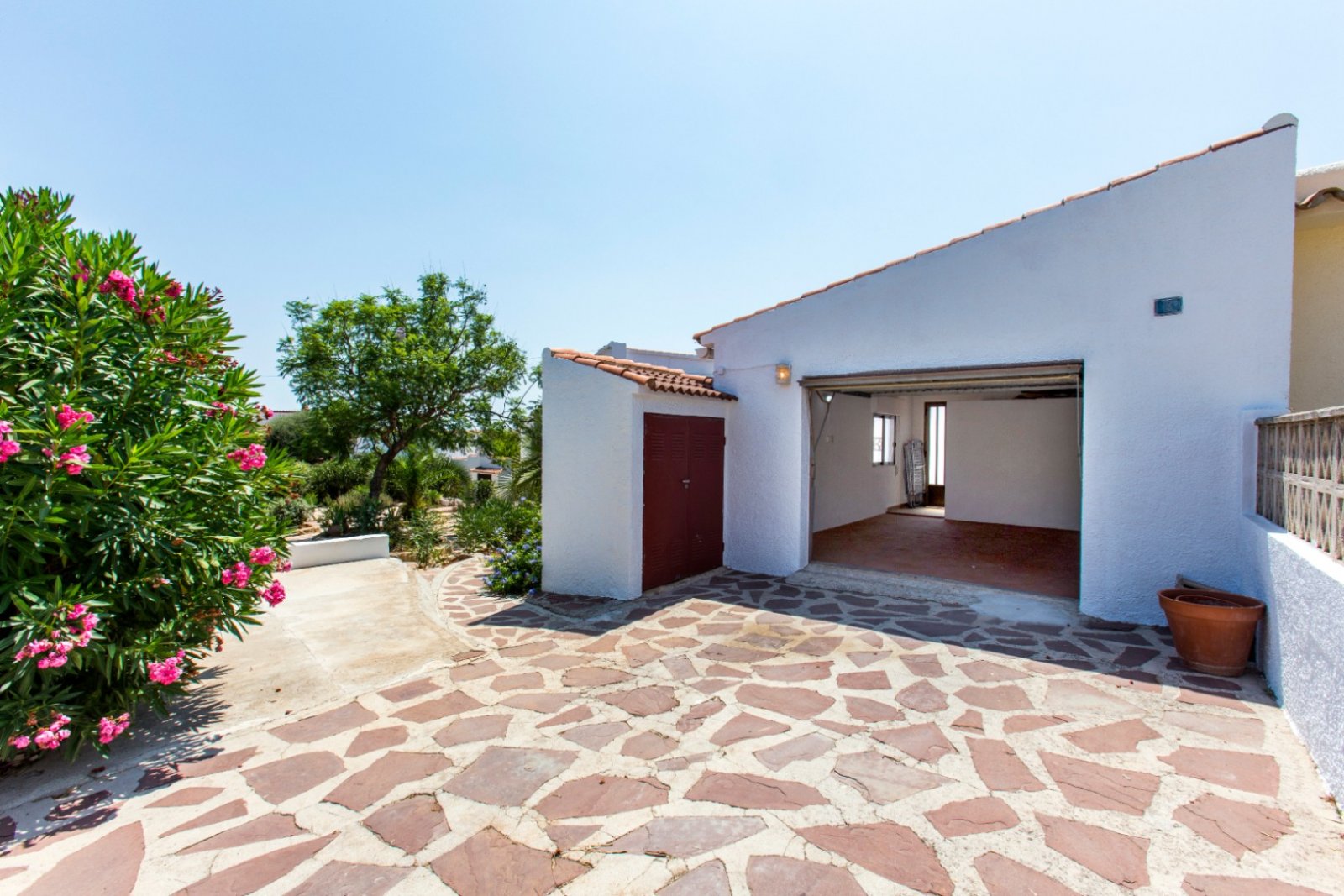 Villa à Monte Pedreguer avec vue sur la mer, logement pour les invités, quatre chambres, terrain plat, terrasse sur le toit et espace pour une piscine
