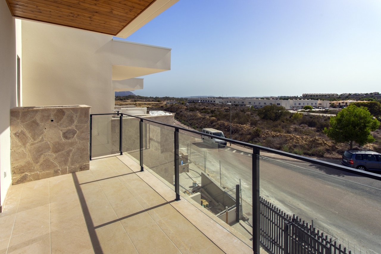 Beaux maisons mitoyennes de 3 chambres et 3 salles de bains avec cave, toit-terrasse, place de parking et piscine communautaire au golf d'Alenda