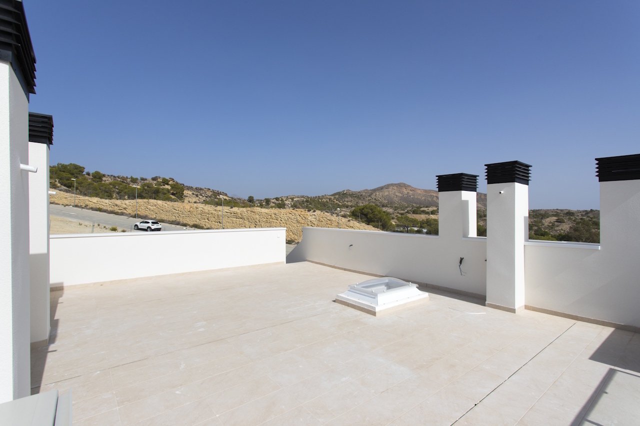 Beaux maisons mitoyennes de 3 chambres et 3 salles de bains avec cave, toit-terrasse, place de parking et piscine communautaire au golf d'Alenda