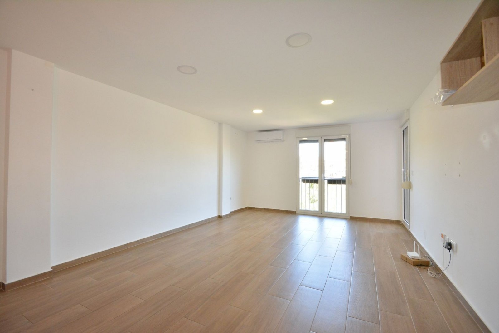 Appartement rénové avec 3 chambres, 2 salles de bains et place de parking souterrain à seulement 200 m de la plage