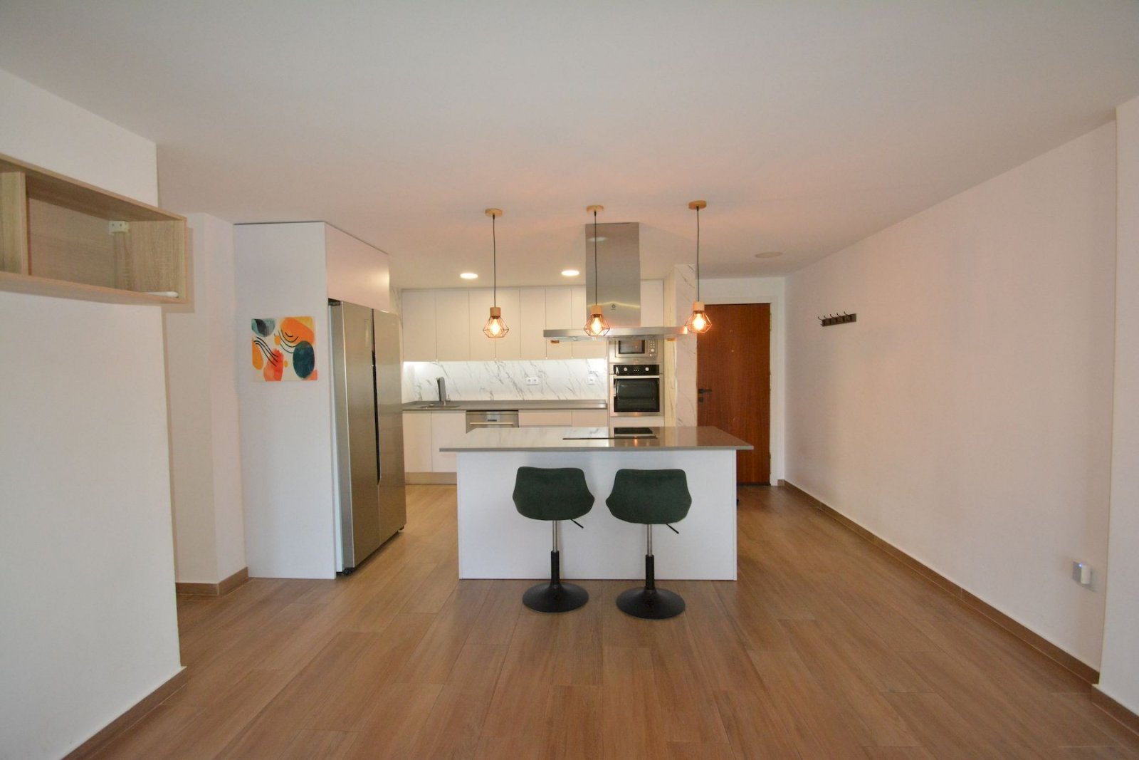 Appartement rénové avec 3 chambres, 2 salles de bains et place de parking souterrain à seulement 200 m de la plage