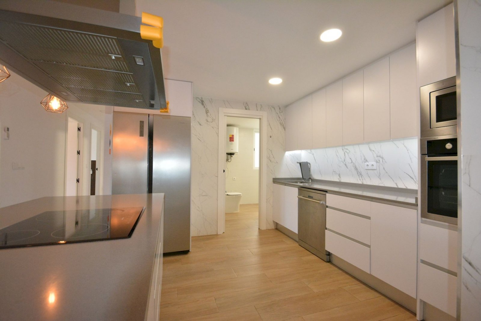 Appartement rénové avec 3 chambres, 2 salles de bains et place de parking souterrain à seulement 200 m de la plage