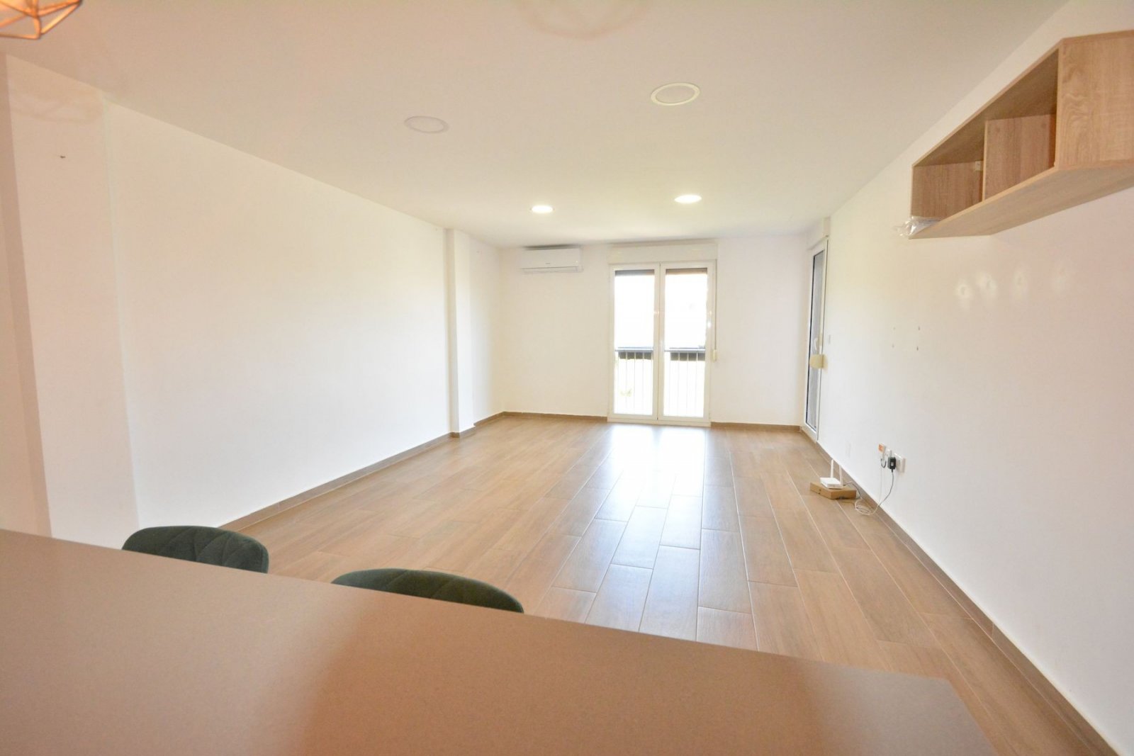 Appartement rénové avec 3 chambres, 2 salles de bains et place de parking souterrain à seulement 200 m de la plage