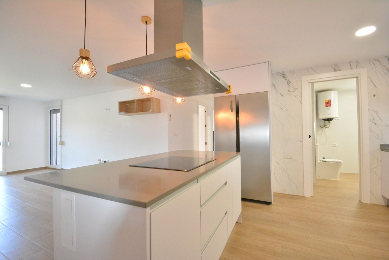Appartement rénové avec 3 chambres, 2 salles de bains et place de parking souterrain à seulement 200 m de la plage