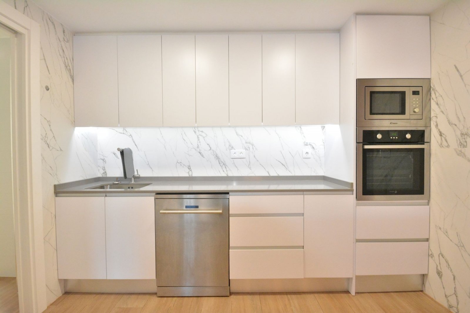 Appartement rénové avec 3 chambres, 2 salles de bains et place de parking souterrain à seulement 200 m de la plage