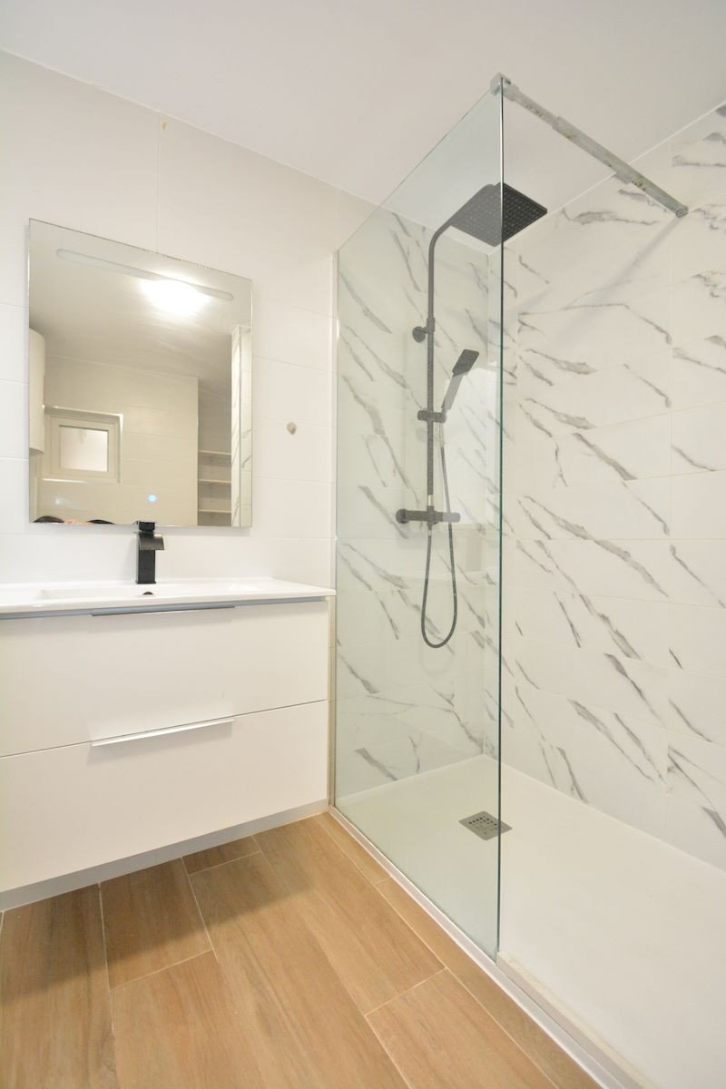 Appartement rénové avec 3 chambres, 2 salles de bains et place de parking souterrain à seulement 200 m de la plage