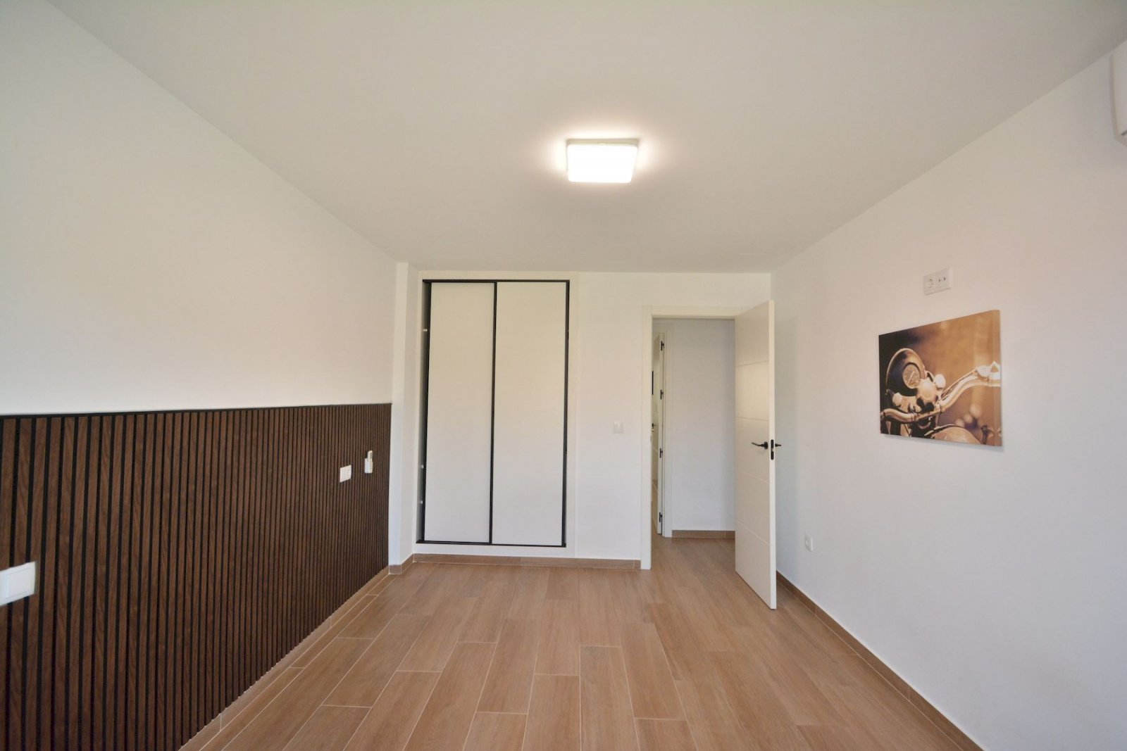 Appartement rénové avec 3 chambres, 2 salles de bains et place de parking souterrain à seulement 200 m de la plage
