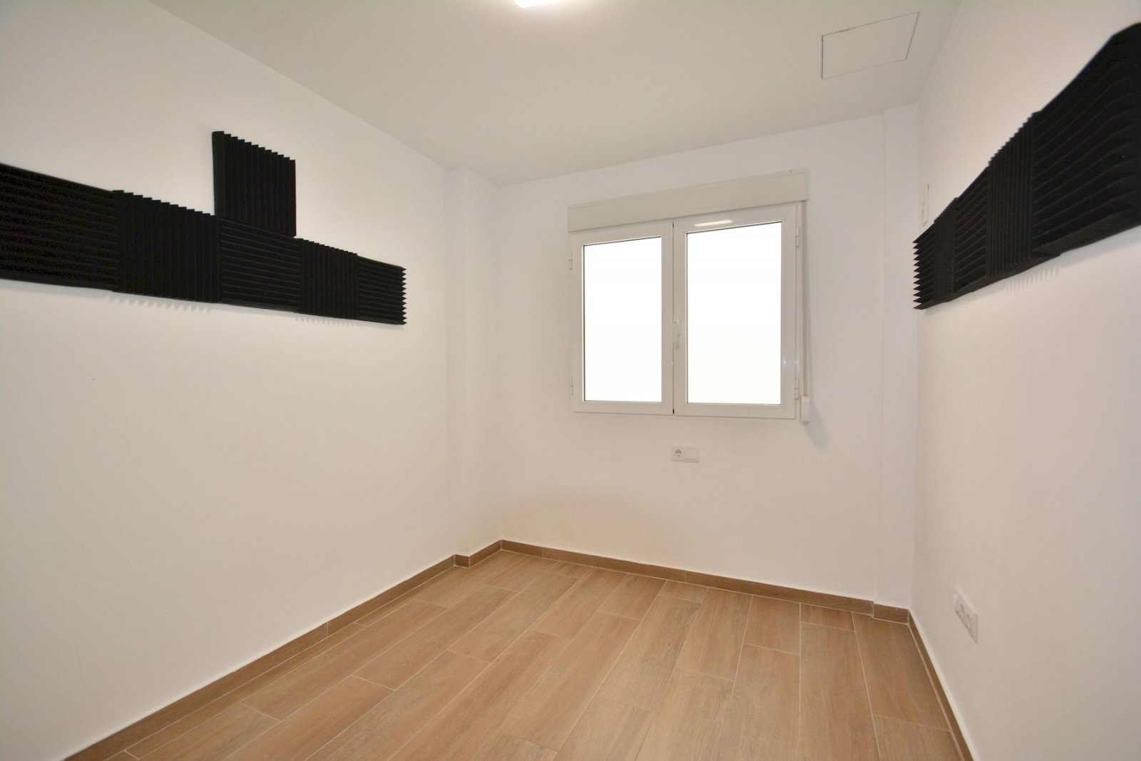 Appartement rénové avec 3 chambres, 2 salles de bains et place de parking souterrain à seulement 200 m de la plage