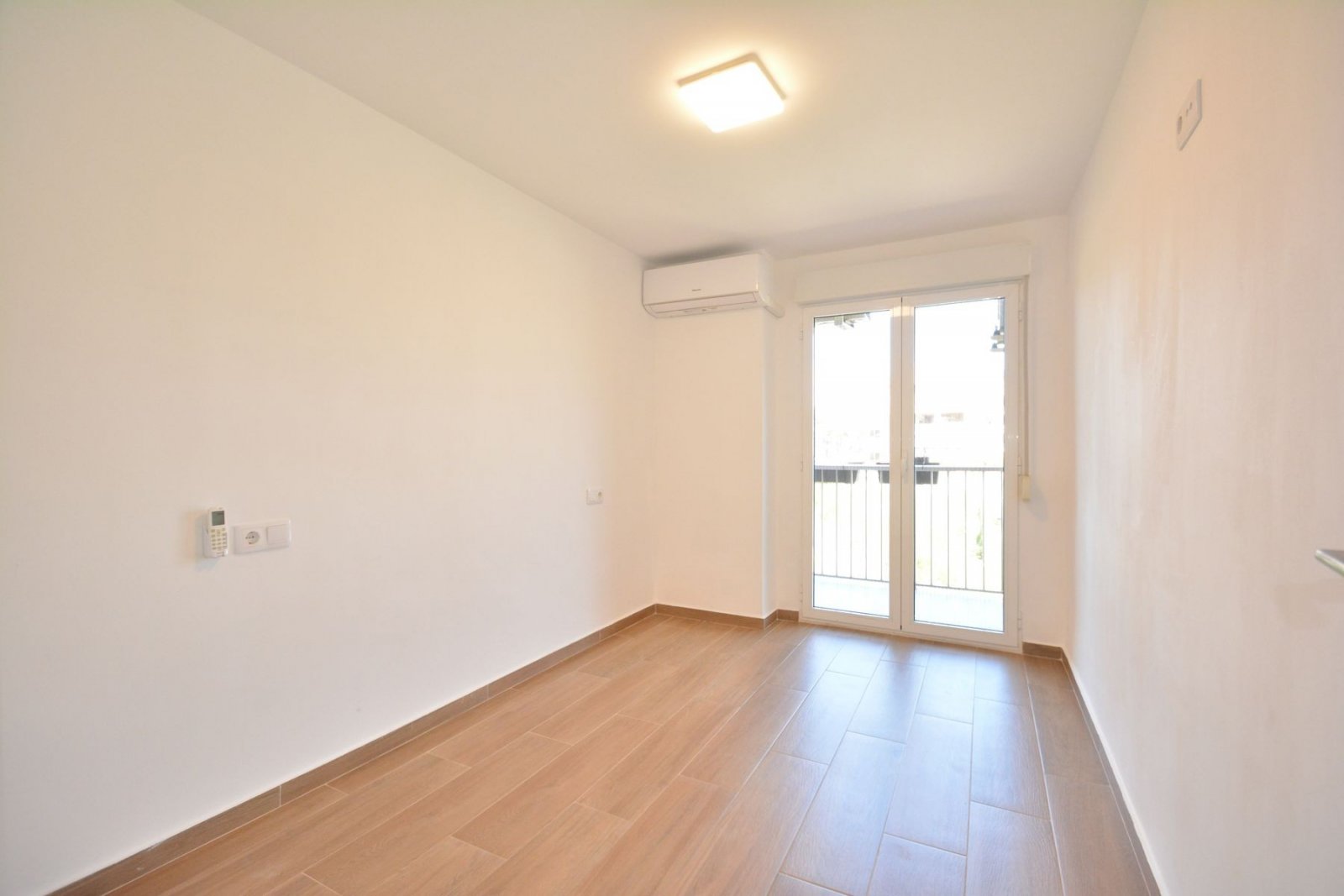 Appartement rénové avec 3 chambres, 2 salles de bains et place de parking souterrain à seulement 200 m de la plage