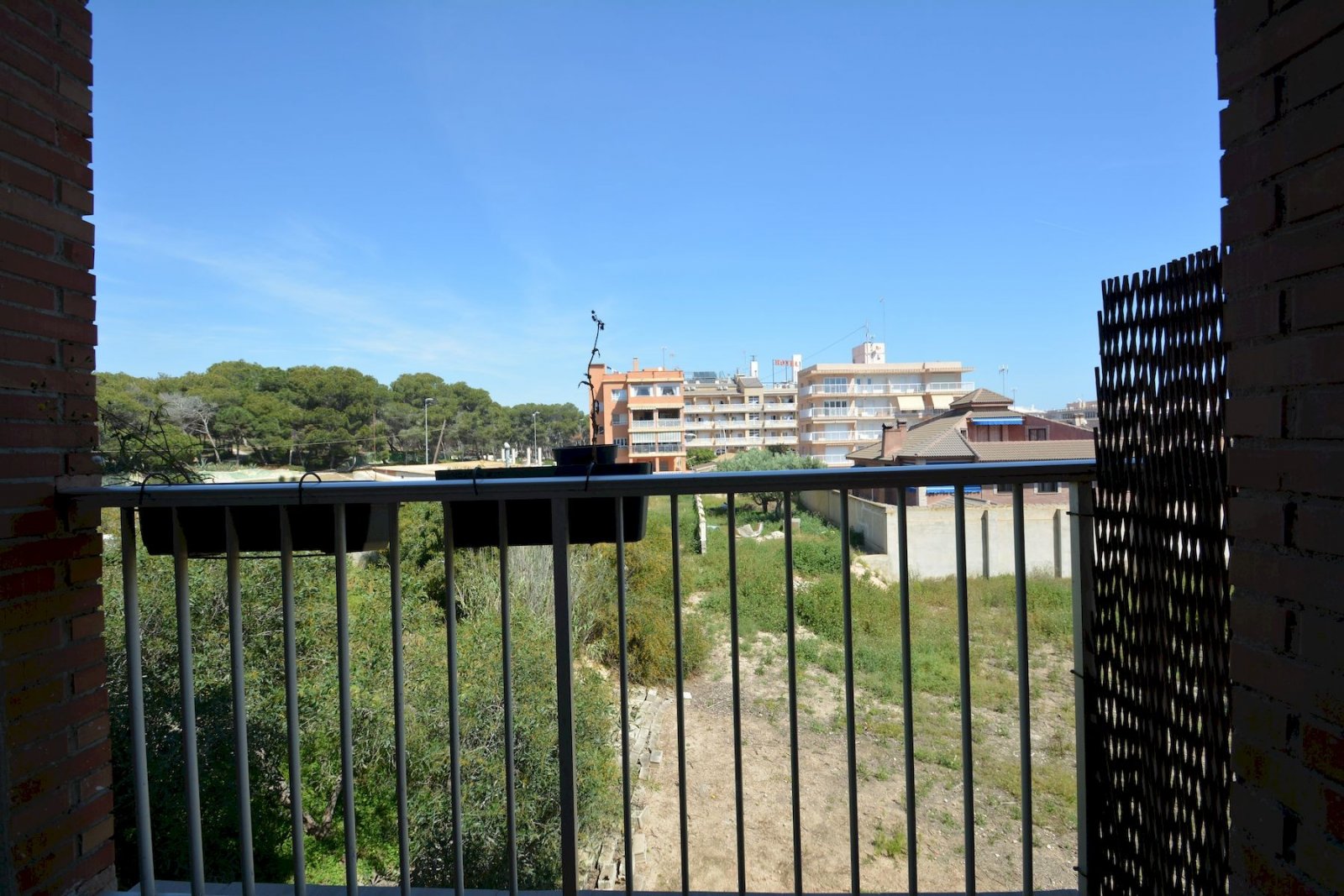 Appartement rénové avec 3 chambres, 2 salles de bains et place de parking souterrain à seulement 200 m de la plage