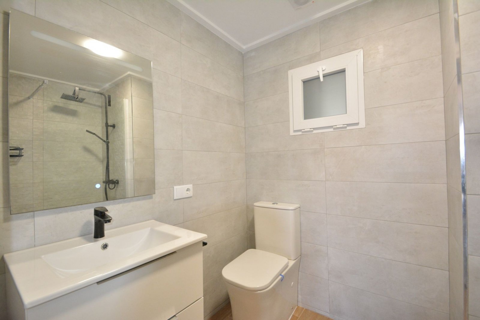 Appartement rénové avec 3 chambres, 2 salles de bains et place de parking souterrain à seulement 200 m de la plage