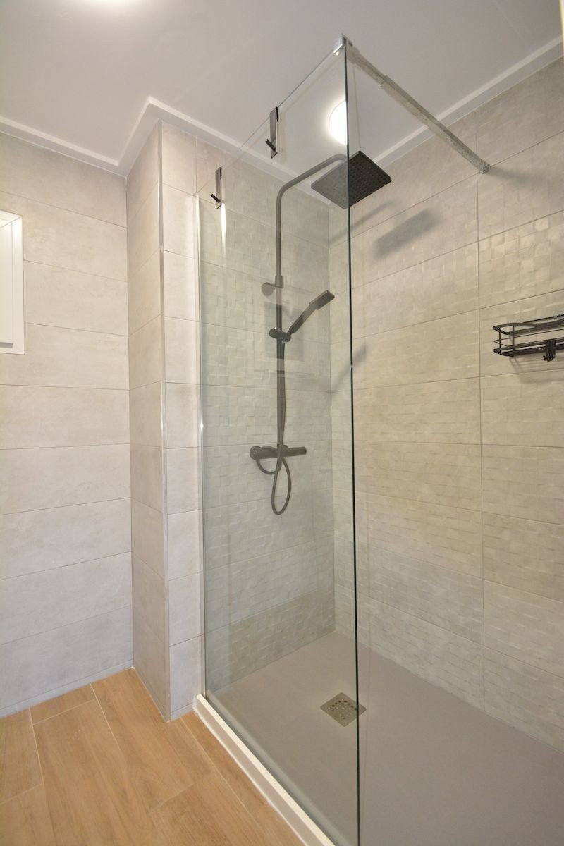 Appartement rénové avec 3 chambres, 2 salles de bains et place de parking souterrain à seulement 200 m de la plage