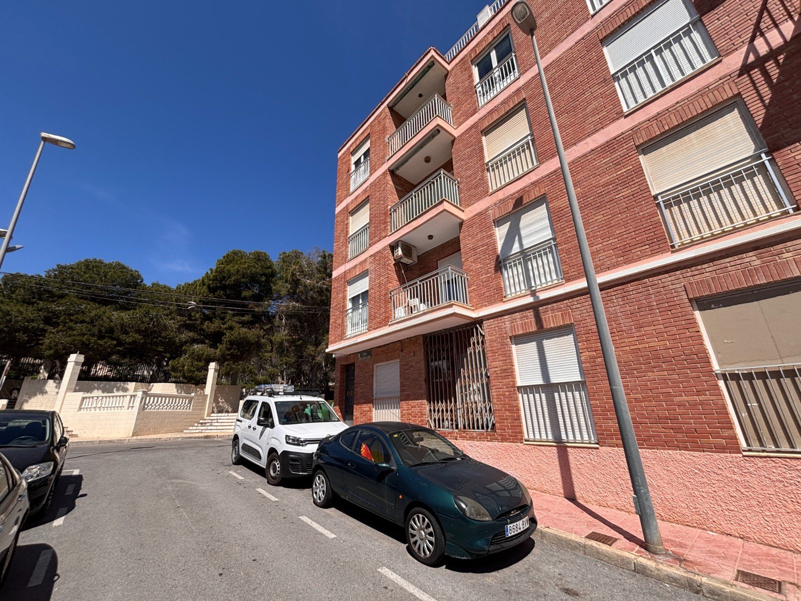Appartement rénové avec 3 chambres, 2 salles de bains et place de parking souterrain à seulement 200 m de la plage