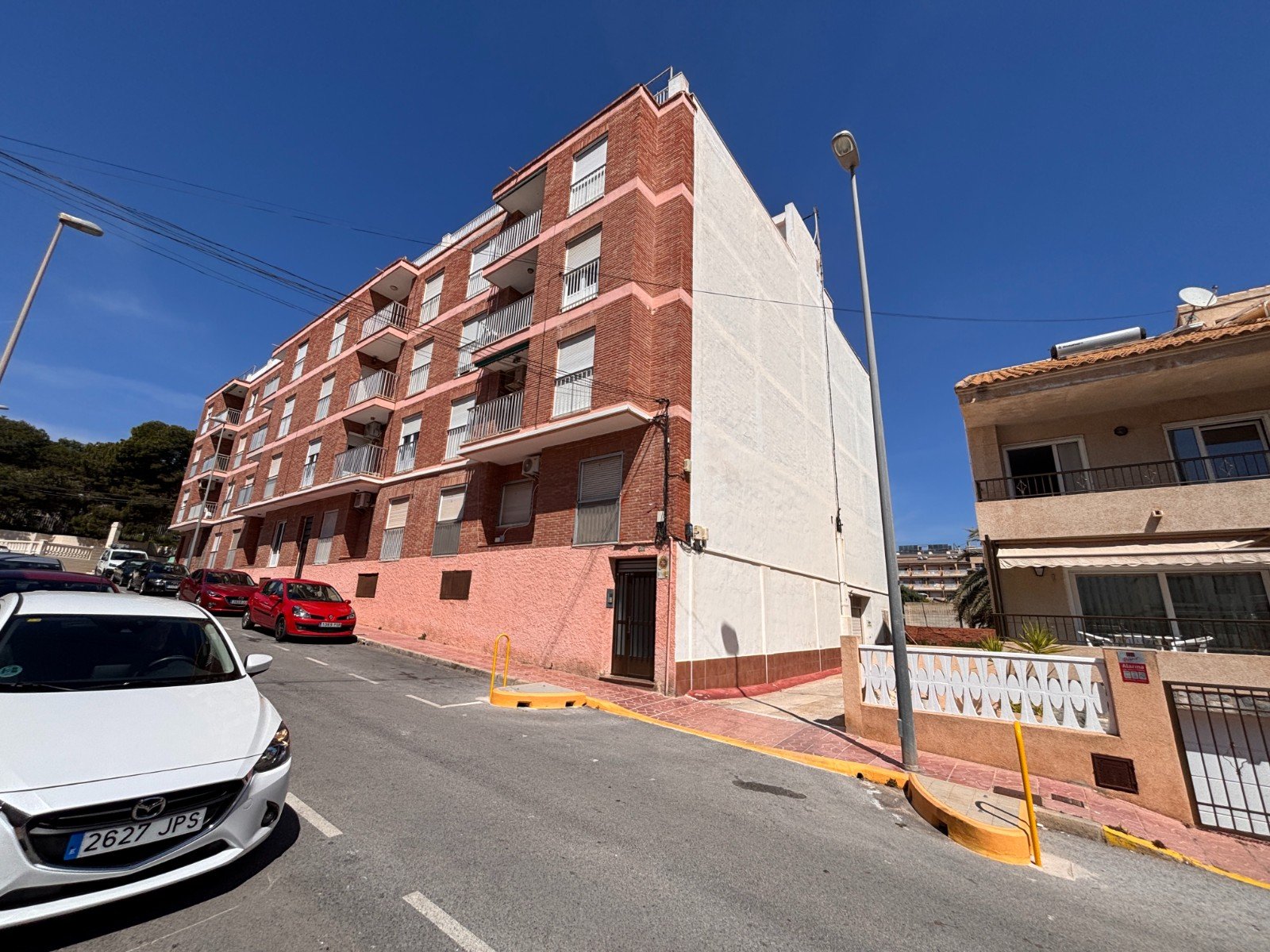 Appartement rénové avec 3 chambres, 2 salles de bains et place de parking souterrain à seulement 200 m de la plage
