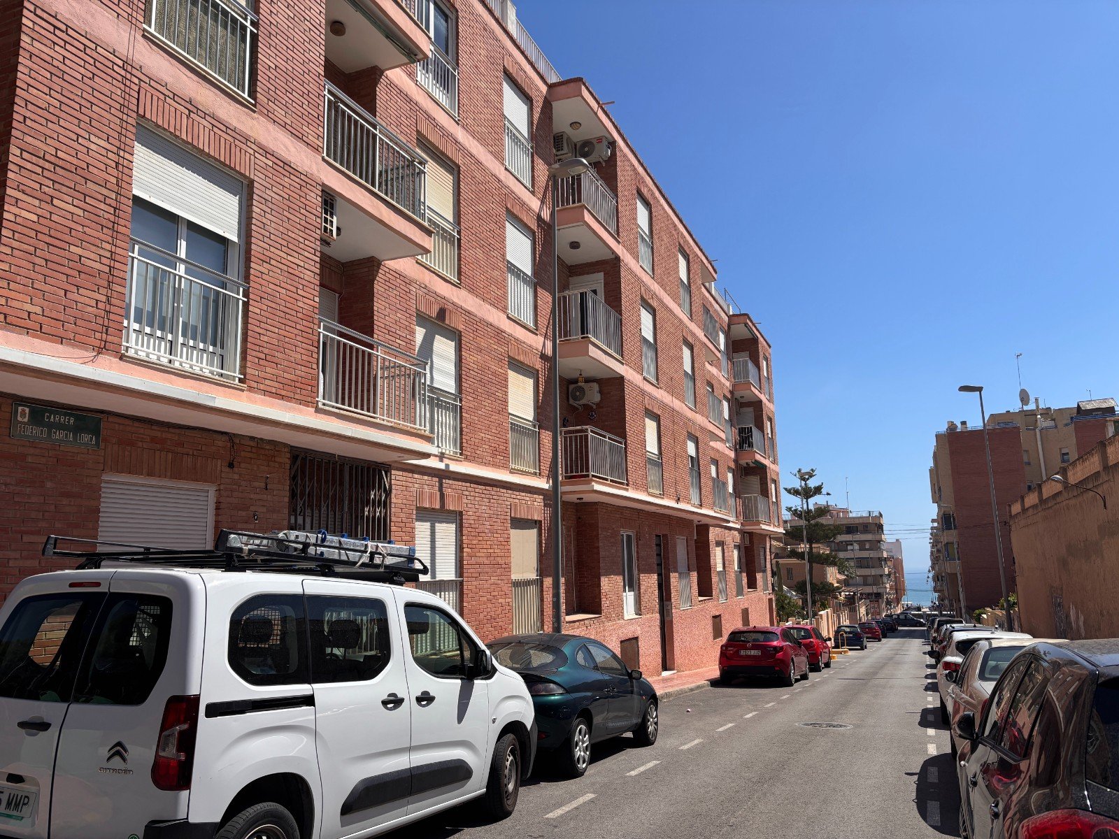 Appartement rénové avec 3 chambres, 2 salles de bains et place de parking souterrain à seulement 200 m de la plage