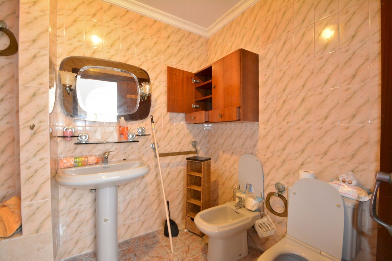 Spacieuse maison mitoyenne de 4 chambres offrant un grand potentiel à El Limonar