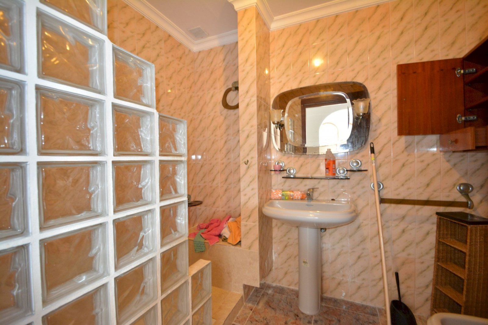 Spacieuse maison mitoyenne de 4 chambres offrant un grand potentiel à El Limonar