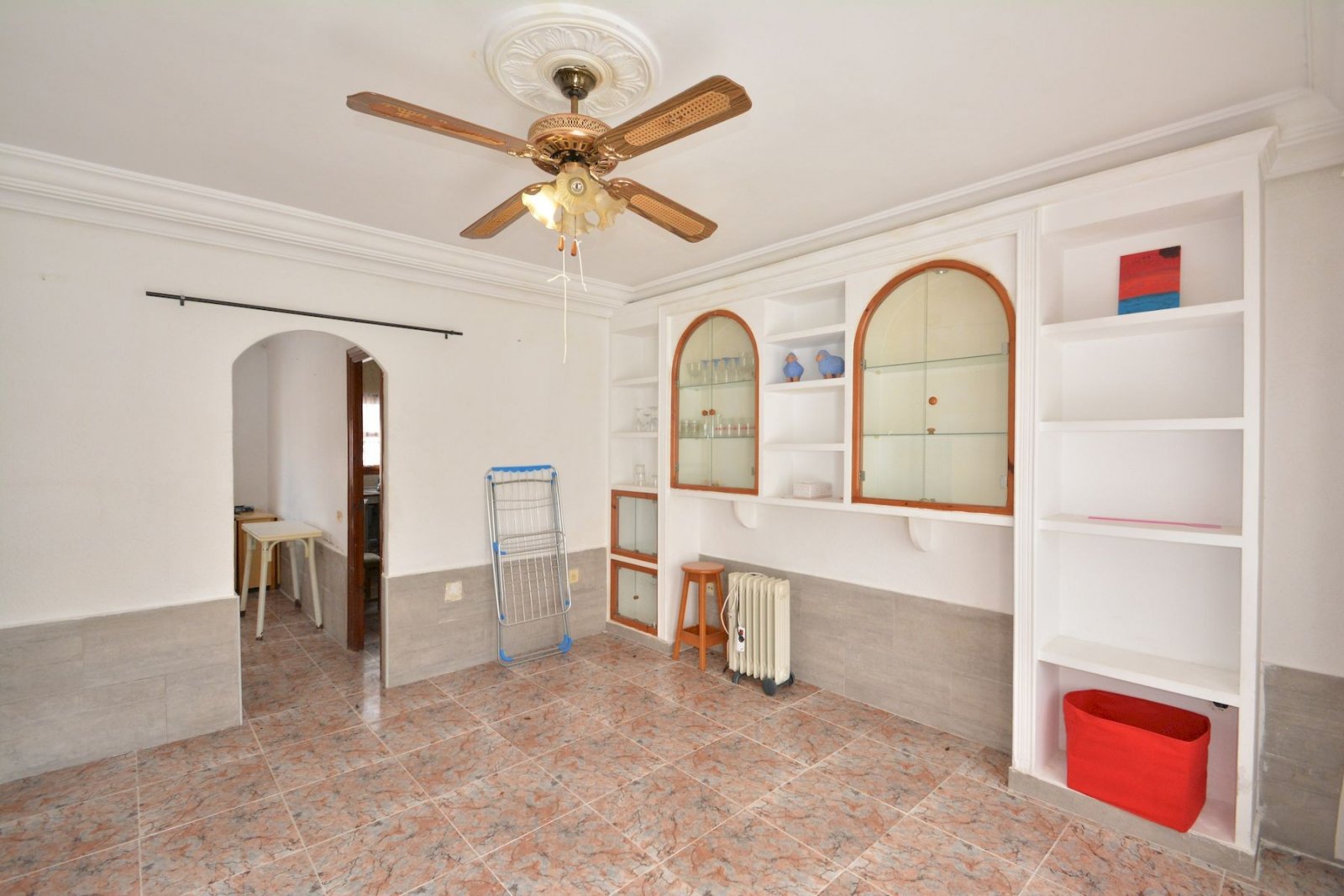 Spacieuse maison mitoyenne de 4 chambres offrant un grand potentiel à El Limonar