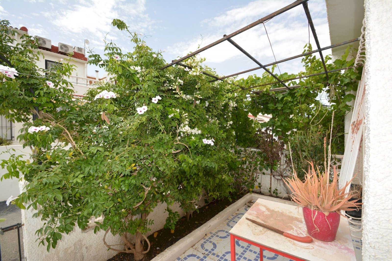 Spacieuse maison mitoyenne de 4 chambres offrant un grand potentiel à El Limonar