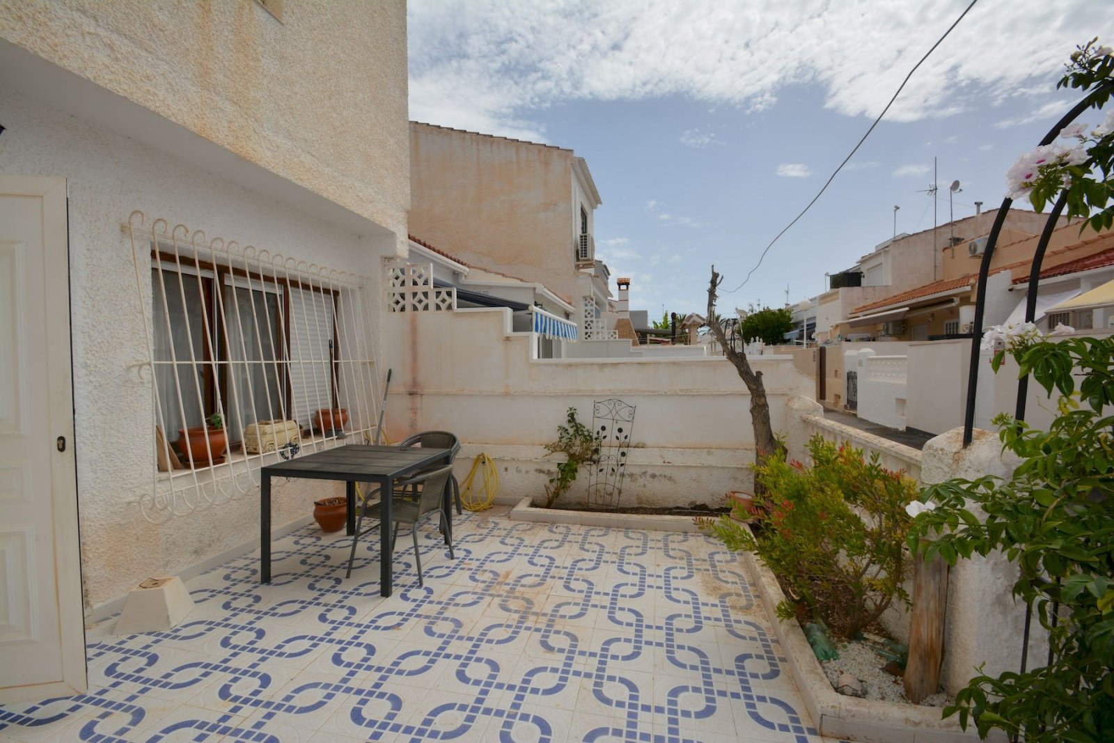 Spacieuse maison mitoyenne de 4 chambres offrant un grand potentiel à El Limonar
