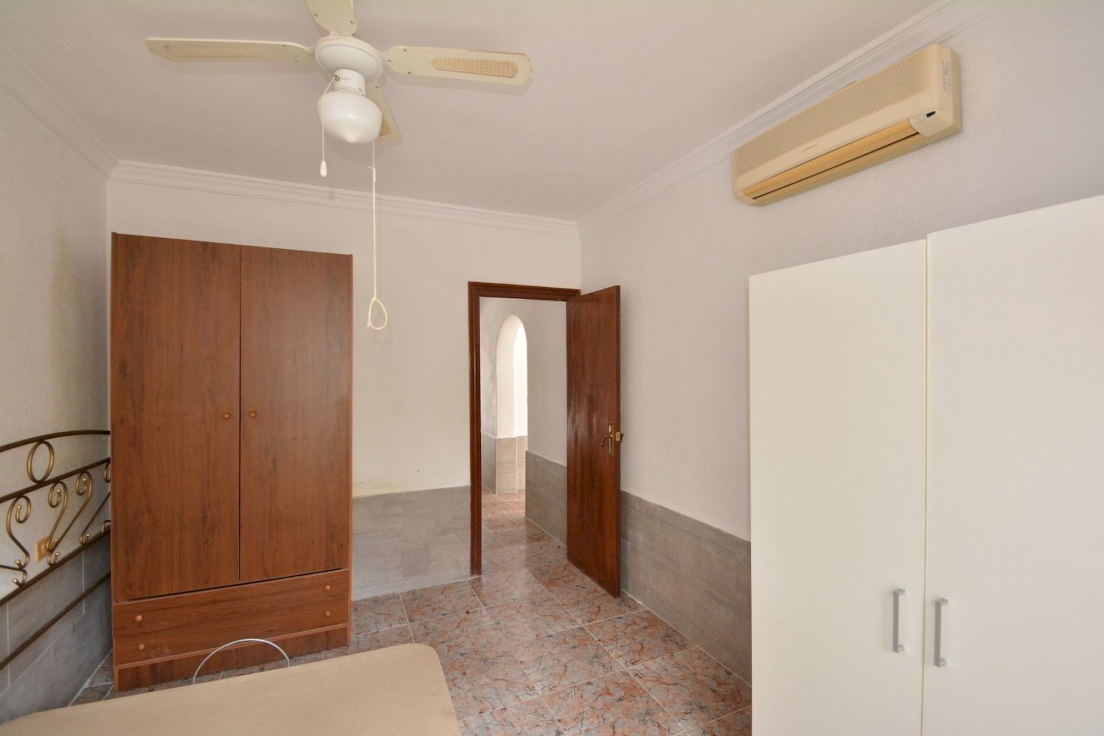 Spacieuse maison mitoyenne de 4 chambres offrant un grand potentiel à El Limonar