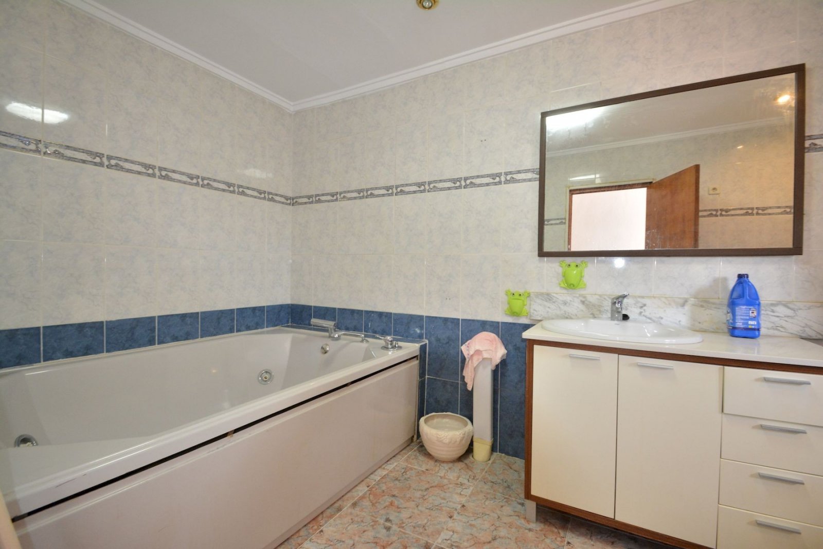 Spacieuse maison mitoyenne de 4 chambres offrant un grand potentiel à El Limonar