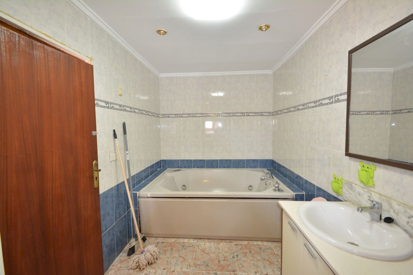 Spacieuse maison mitoyenne de 4 chambres offrant un grand potentiel à El Limonar