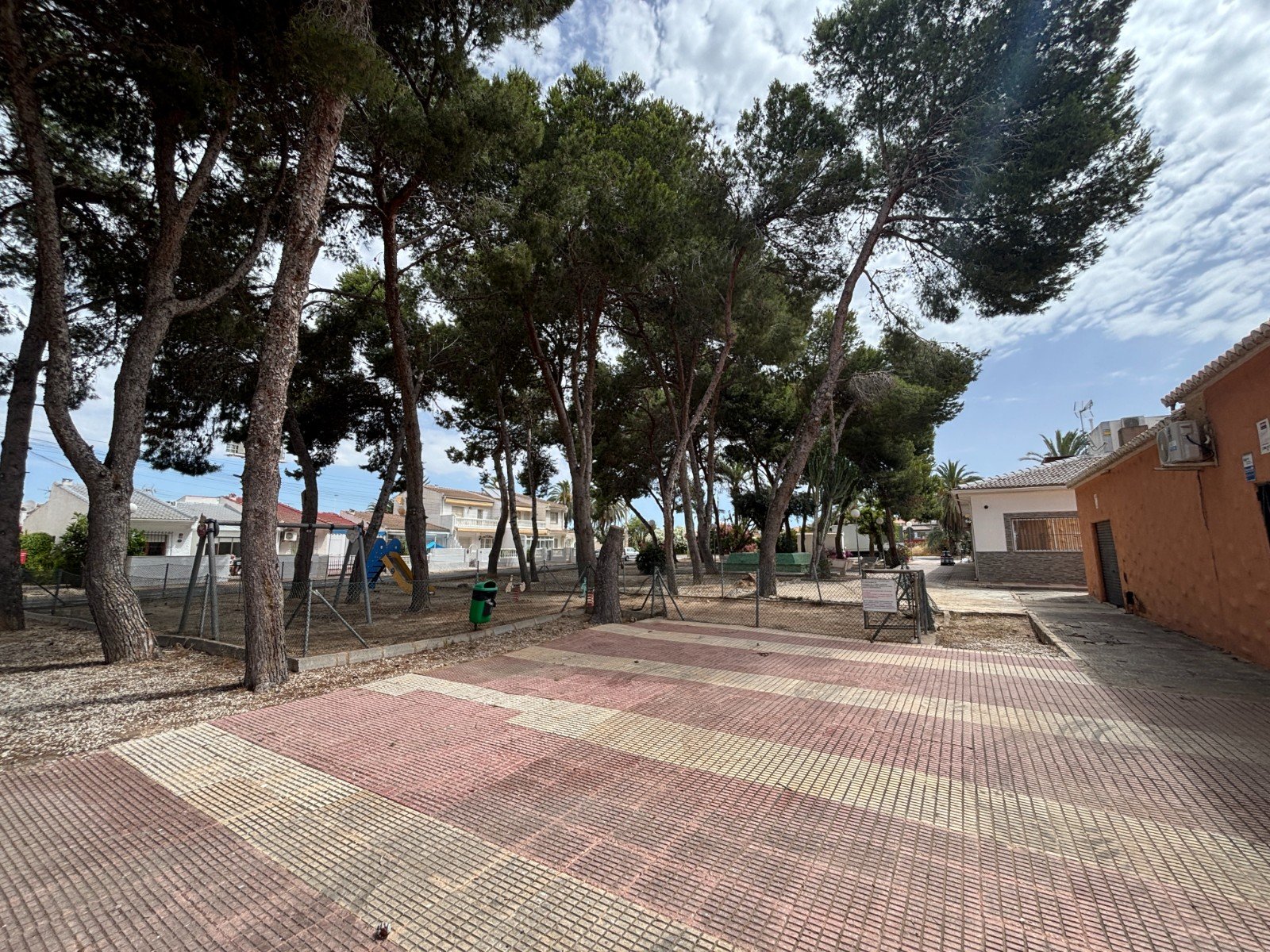 Spacieuse maison mitoyenne de 4 chambres offrant un grand potentiel à El Limonar