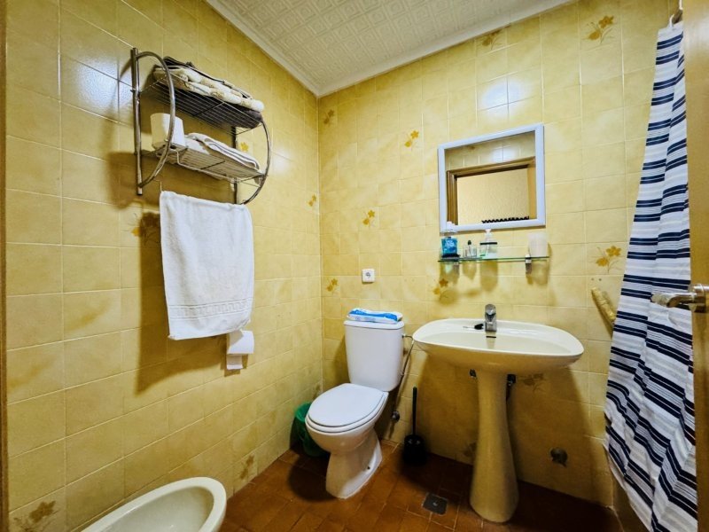 Spacieux appartement au rez-de-chaussée avec 3 chambres et 2 salles de bains, à deux pas de la plage