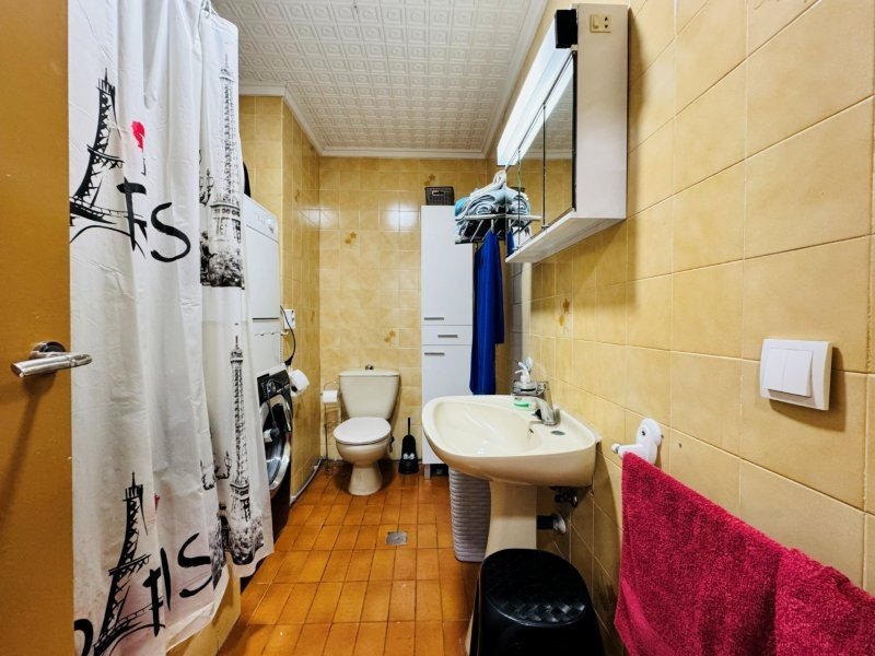Spacieux appartement au rez-de-chaussée avec 3 chambres et 2 salles de bains, à deux pas de la plage