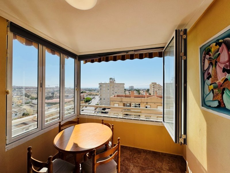 Appartement avec 2 chambres, 1 salle de bains, place de parking couverte, piscine commune et vue sur la mer