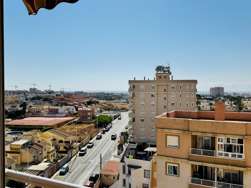 Appartement avec 2 chambres, 1 salle de bains, place de parking couverte, piscine commune et vue sur la mer