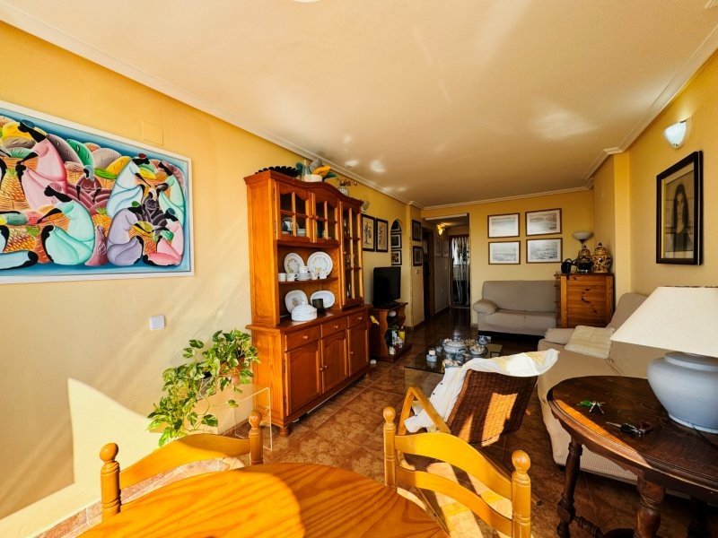 Appartement avec 2 chambres, 1 salle de bains, place de parking couverte, piscine commune et vue sur la mer