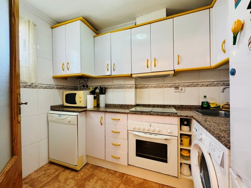 Appartement avec 2 chambres, 1 salle de bains, place de parking couverte, piscine commune et vue sur la mer