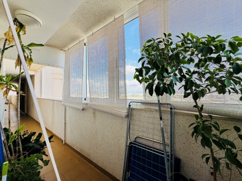 Appartement avec 2 chambres, 1 salle de bains, place de parking couverte, piscine commune et vue sur la mer