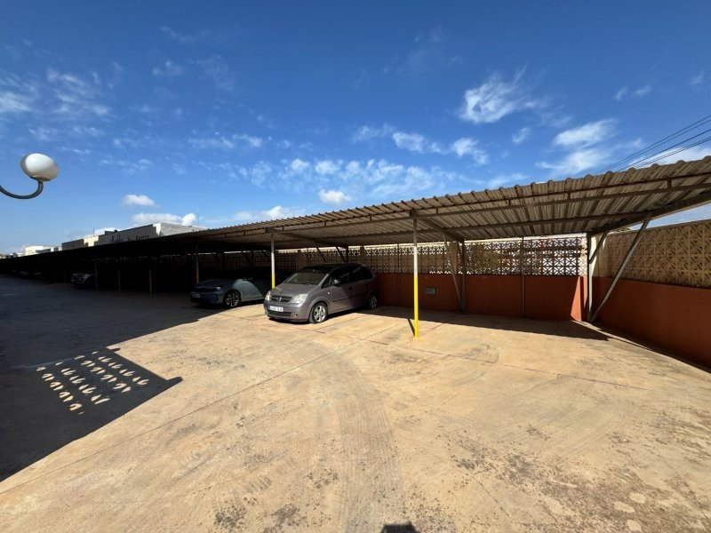 Appartement avec 2 chambres, 1 salle de bains, place de parking couverte, piscine commune et vue sur la mer