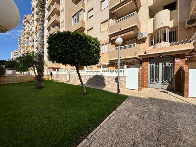 Appartement avec 2 chambres, 1 salle de bains, place de parking couverte, piscine commune et vue sur la mer