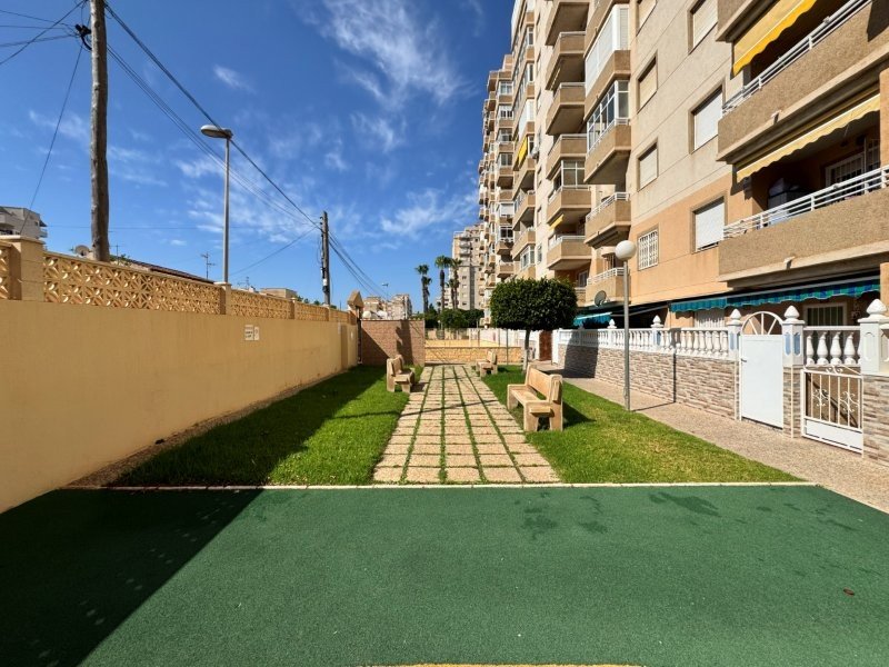 Appartement avec 2 chambres, 1 salle de bains, place de parking couverte, piscine commune et vue sur la mer