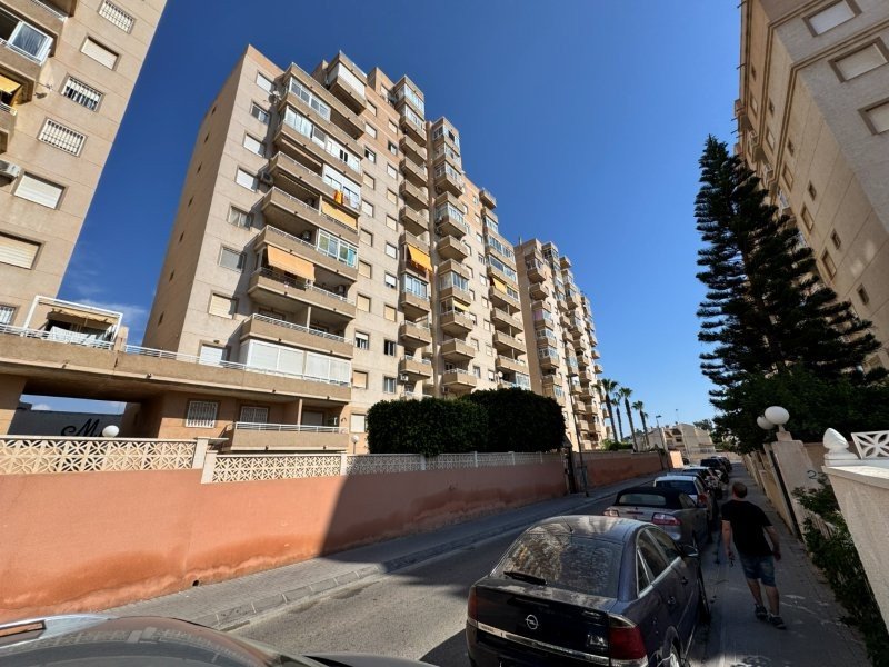 Appartement avec 2 chambres, 1 salle de bains, place de parking couverte, piscine commune et vue sur la mer