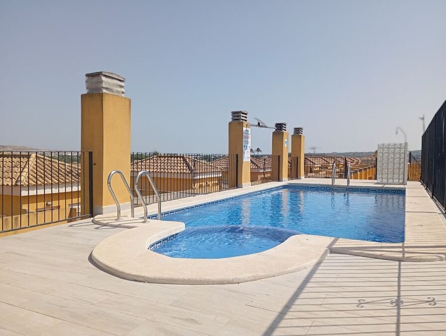 Appartement avec 2 chambres, 2 salles de bains, une terrasse sur le toit et une piscine commune