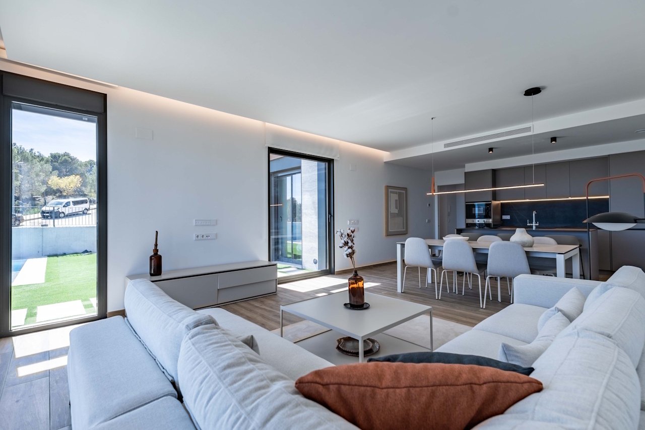 Villas avec 3 chambres, 2 salles de bains, terrasse sur le toit en option, climatisation, vue sur la mer, parking privé et piscine privée