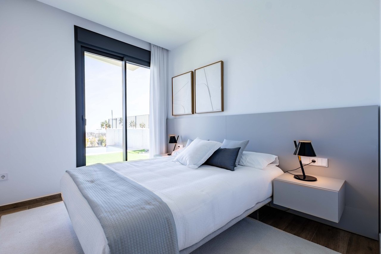 Villas avec 3 chambres, 2 salles de bains, terrasse sur le toit en option, climatisation, vue sur la mer, parking privé et piscine privée