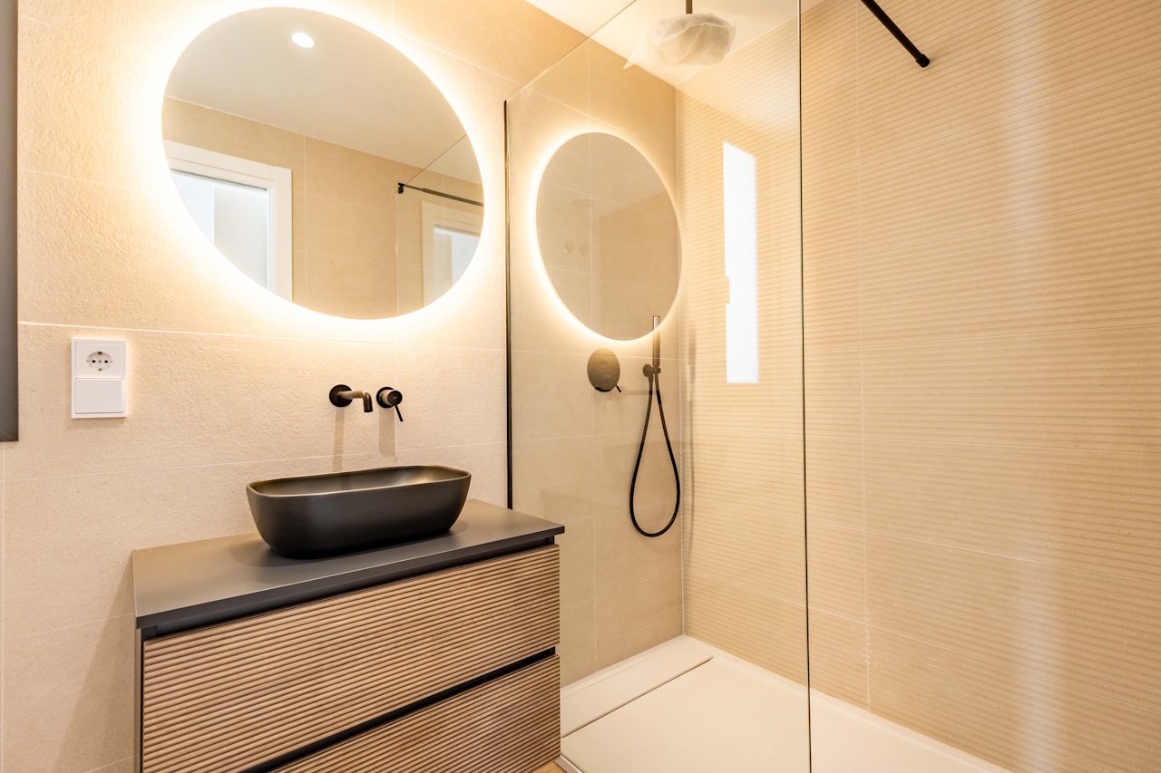 Villas avec 3 chambres, 2 salles de bains, terrasse sur le toit en option, climatisation, vue sur la mer, parking privé et piscine privée